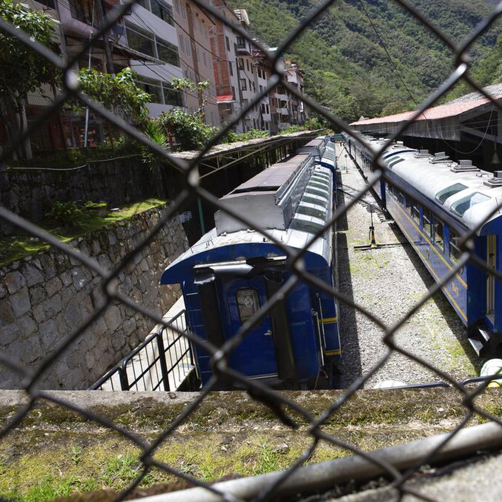El servicio de tren ha sido suspendido hasta nuevo aviso por lo que los pocos turistas que persisten en ir salen de la ciudad de Cusco en automóviles que los llevan 130 millas hasta una hidroeléctrica.