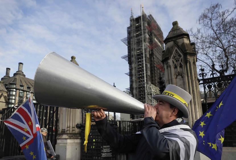 Opositores del brexit protestan a las afueras del Parlamento en Londres. (AP)