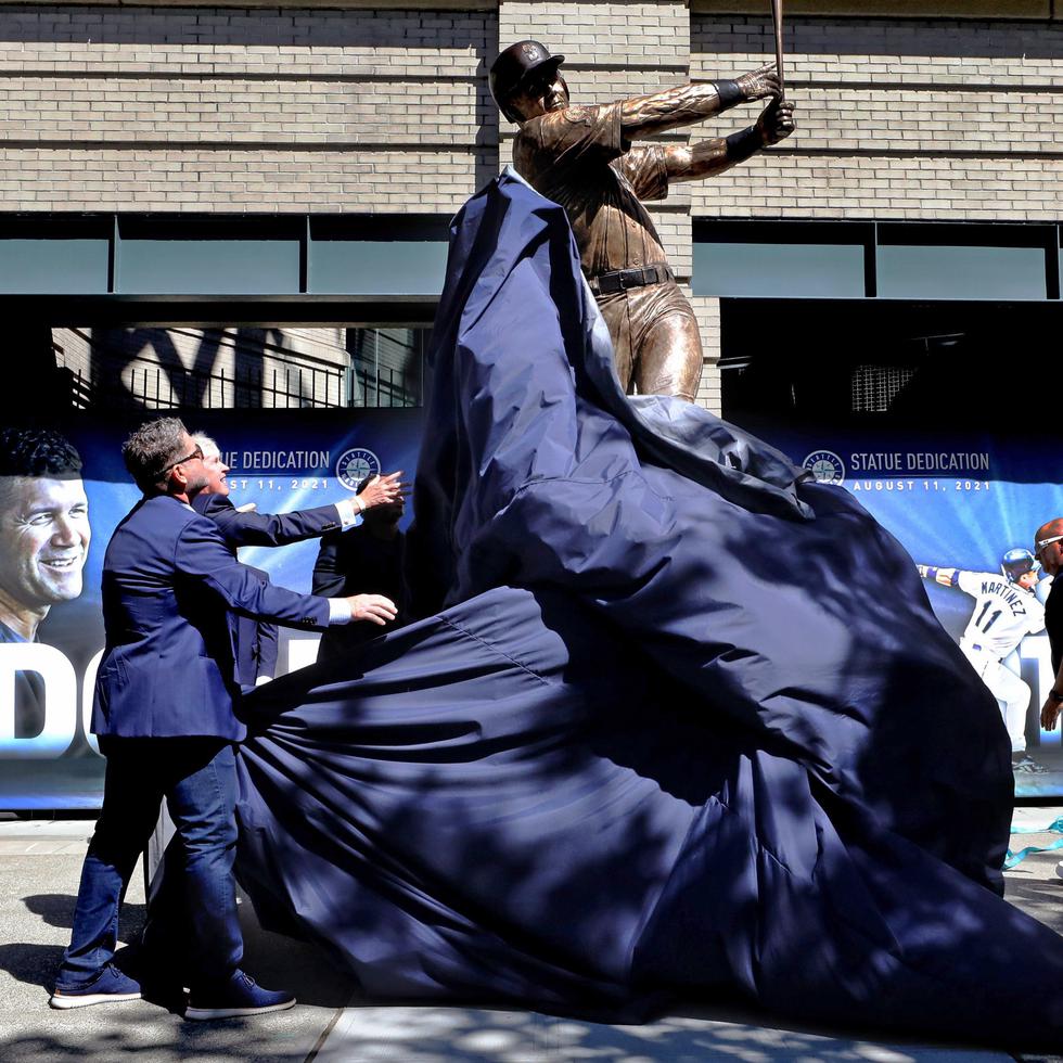 Momento en que el boricua Edgar Martínez (izquierda) devela su estatua en las afueras del estadio de Seattle.