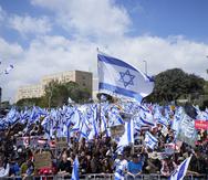 Israelis protest against Prime Minister Benjamin Netanyahu's judicial overhaul plan outside the parliament in Jerusalem, Monday, March 27, 2023.