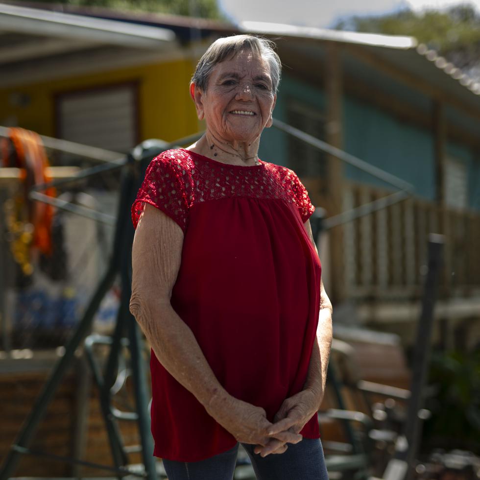 Ramona Cruz Sanabria, de 77 años, alza su voz en favor de la casa que construyeron sus abuelos y en la que ha vivido toda su vida, en Playuela.