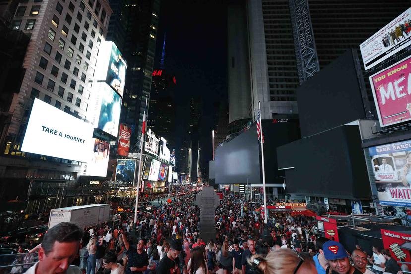 Vista de las pantallas apagadas en Times Square durante un corte de electricidad del sábado en Nueva York. (AP)