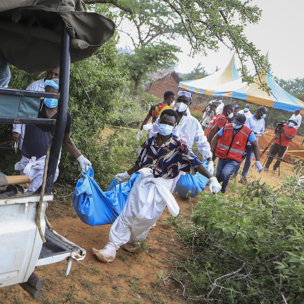 La policía y habitantes locales llevan cuerpos exhumados a un camión en la aldea de  Shakahola, cerca de Malindi, Kenia.