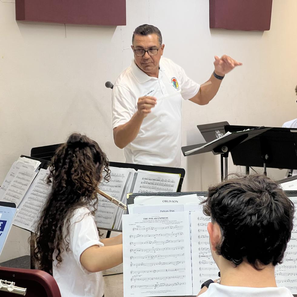 Miguel A. Rivera Trinidad es el director de la Banda Sinfónica Avanzada de la Escuela Especializada Libre de Música Antonio Paoli de Caguas.