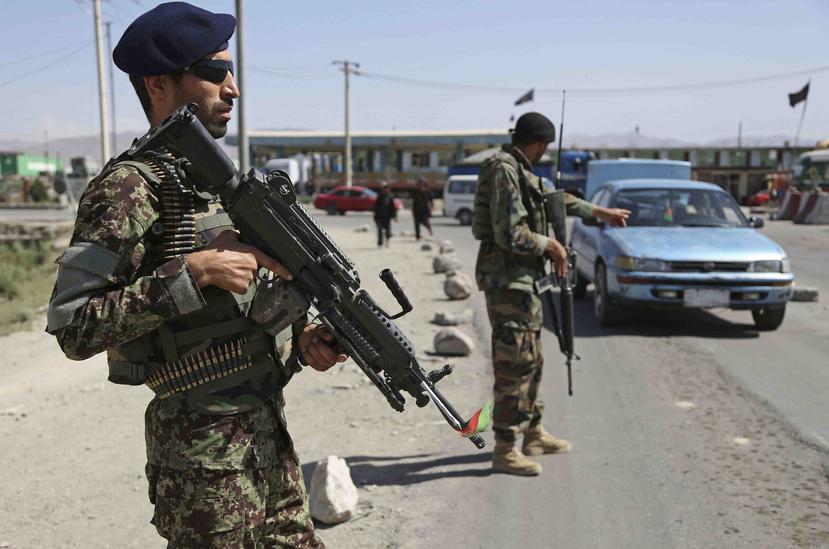 Un soldado detiene autos en Afganistán. (AP)