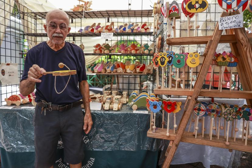 Luis Rivera Carrasquillo lleva diversión al paseo todos los fines de semana con sus juguetes de madera.