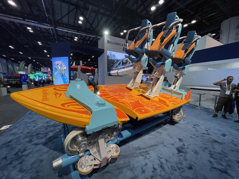 Una de las novedades de la convención fue el vehículo “Pipeline: The Surf Coaster” de SeaWorld, Orlando, una montaña rusa en la que los pasajeros subirán a lo que parece una tabla de “surf” para ir literalmente de pie surfeando en las olas.