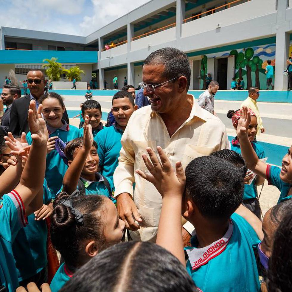 El gobernador Pedro Pierluisi presentó el plan de descentralización en la escuela elemental Berta Zalduondo Cruz, en Fajardo.