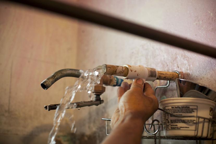 Entre las deficiencias del agua que llega hasta las casas y comercios de Puerto Rico, según el informe, se encuentra la presencia de coliformes fecales, arsénico, plomo, cobre y otros contaminantes. (Archivo/GFR Media)