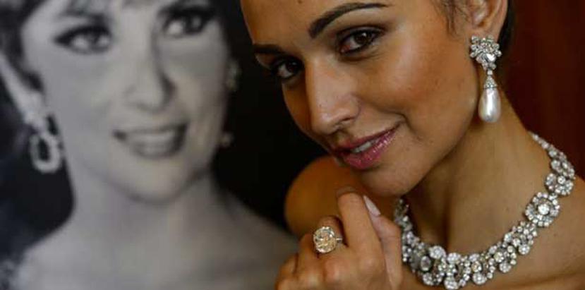 Los aretes de diamantes y perlas naturales de la actriz Gina Lollobrigida fueron vendidos por más de $2.3 millones.  (AFP /Fabrice Coffrini)