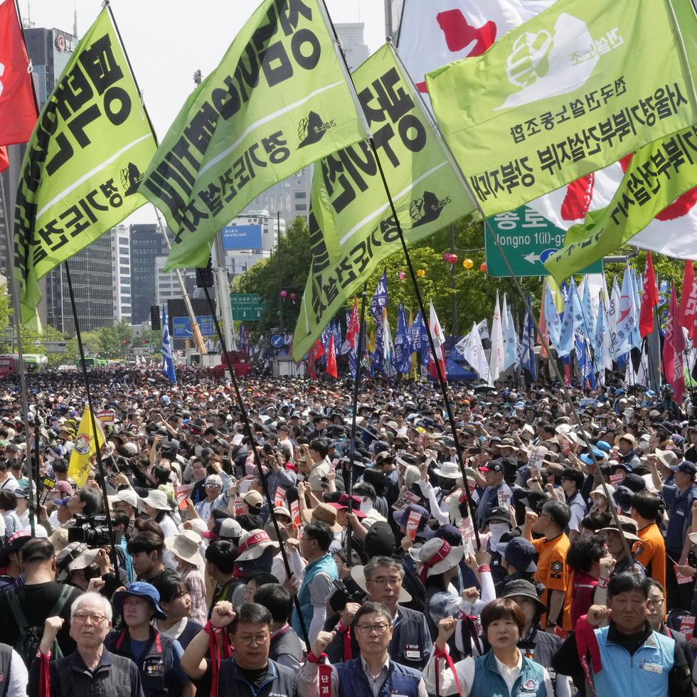 Miembros de la Confederación Coreana de Sindicatos se reúnen para una marcha del Primero de Mayo en Seúl, Corea del Sur, el miércoles 1 de mayo de 2024.