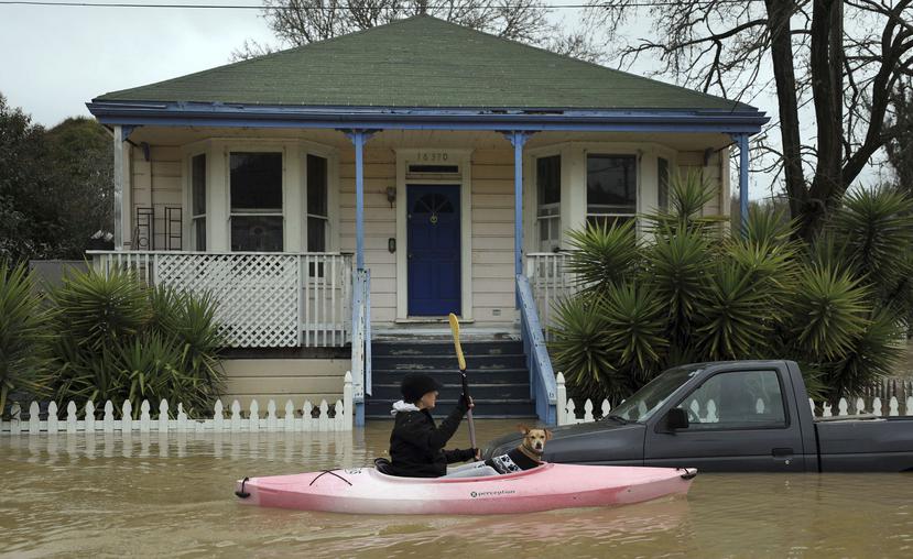 Escena de las inundaciones en Guerneville, al norte de San Francisco en California. (AP)