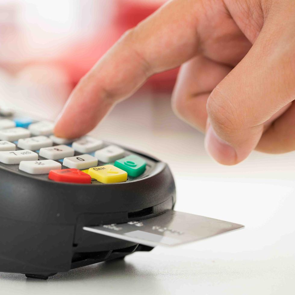 Eugenio Alonso, presidente de Consumer Credit Counseling, expuso las cinco cosas que los consumidores no deben comprar con tarjetas de crédito.