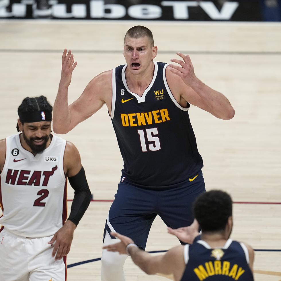 Nikola Jokic reacciona molesto durante el segundo partido de la final de NBA el domingo en Denver.