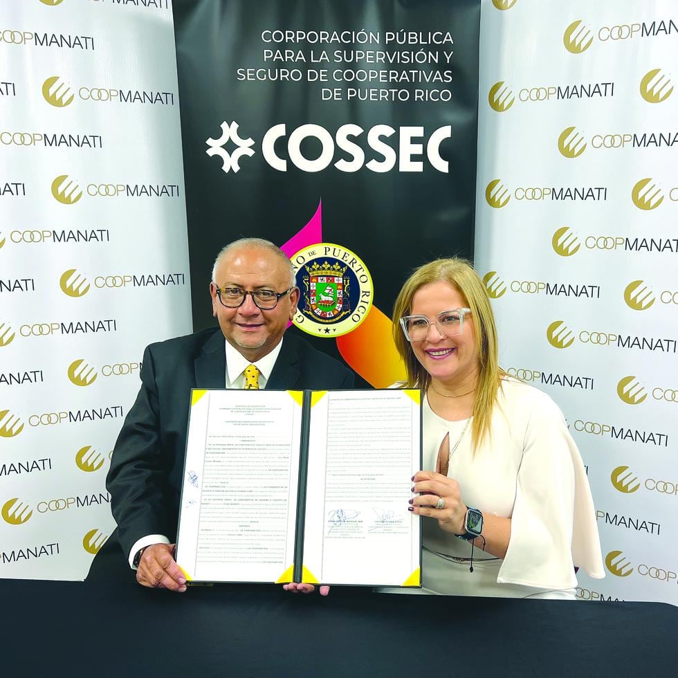 El presidente ejecutivo de la Cooperativa de Manatí, Cándido Rivera López, y la presidenta ejecutiva de Cossec, Mabel Jiménez Miranda, muestran el documento que recientemente selló la compra asistida de Ciales Coop.