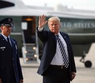 El presidente Donald Trump al bajarse de Air Force One en la Base de la Fuerza Aérea Andrews en Maryland el 31 de agosto del 2018. (AP/Pablo Martinez Monsivais)