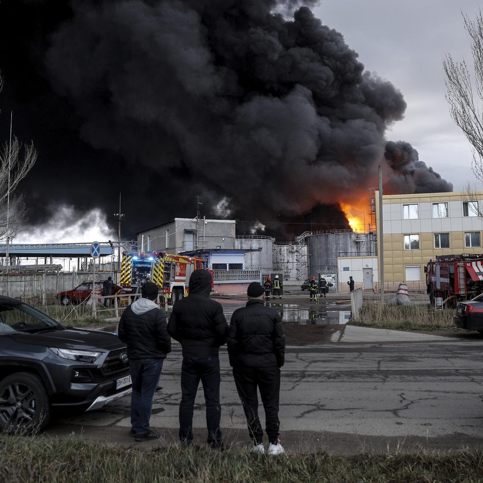 Tres columnas de humo se elevan en el lugar donde se encuentra una refinería de petróleo en la ciudad ucrania de Odesa.
