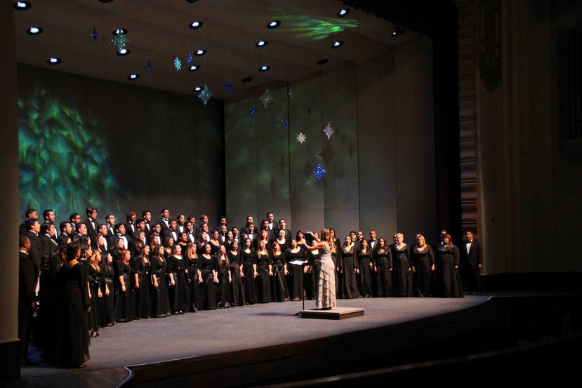 El himno fue interpretado por el Coro de la UPR-RP y Coralia, dirigidas por la profesora Carmen Acevedo Lucío.