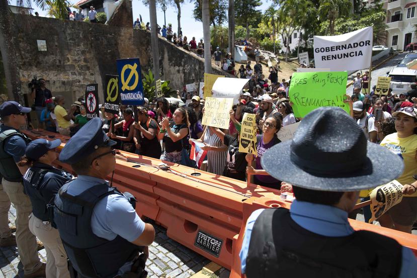 Cientos de personas realizaron protestas frente a La Fortaleza.