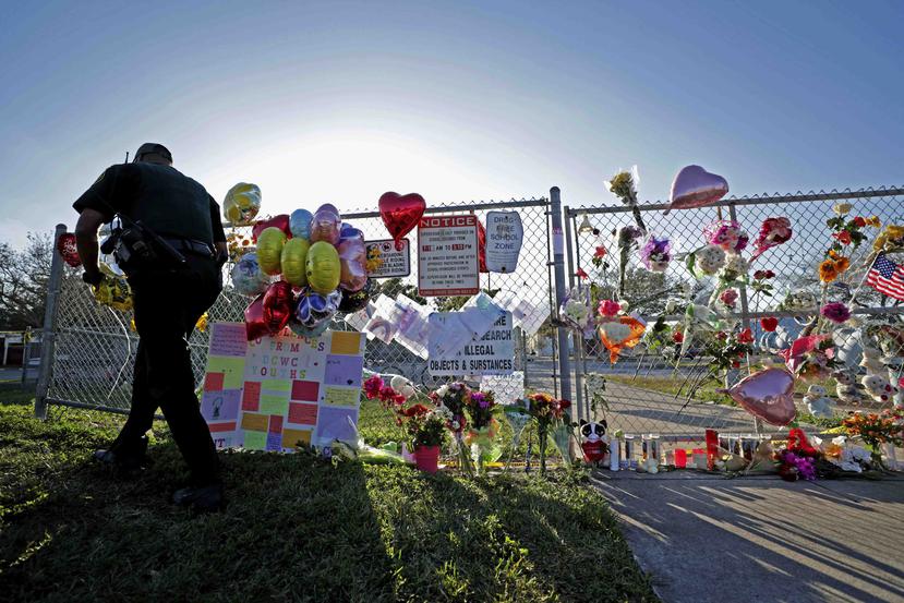 Globos y flores decoran la verja de la escuela secundaria Marjory Stoneman Douglas, donde ocurrió la masacre. (AP)