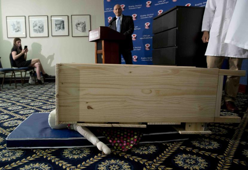Al menos seis niños, todos menores de 3 años, murieron al caerles un aparador de Ikea encima. (AP)
