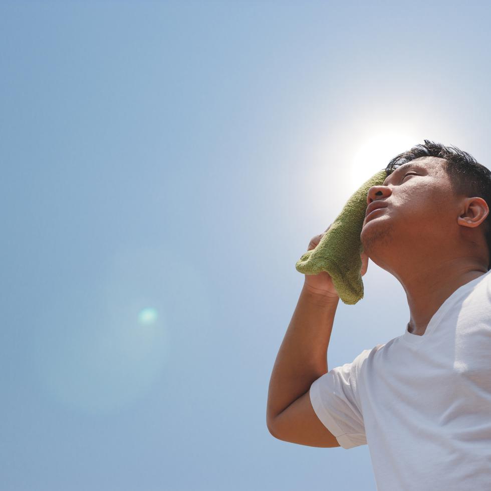 Es necesario mantener buena hidratación y reducir los momentos bajo el sol durante un evento de calor extremo.