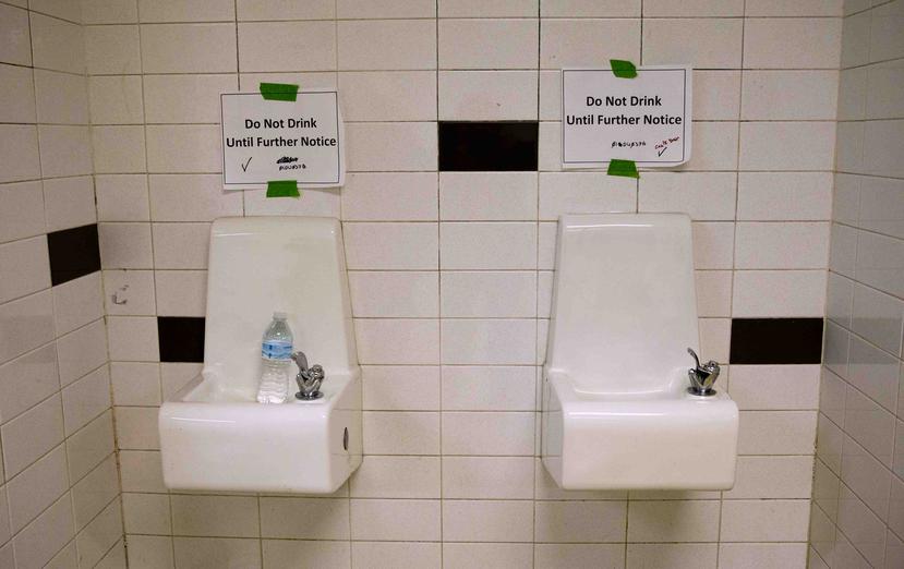 Estas fuentes de agua en la escuela superior Flint Northwestern, en Michigan, tienen un letrero que advierte que no se usen. (AP / Carolyn Kaster)