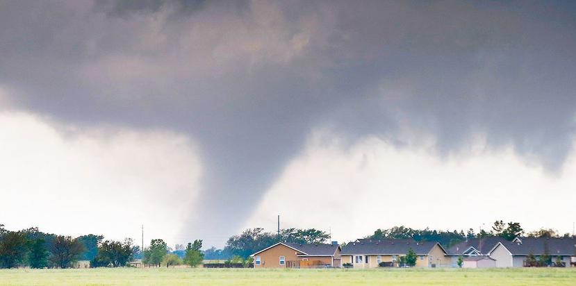 El tornado dañó varias viviendas, un centro de casas móviles y una residencia de ancianos. (AP)