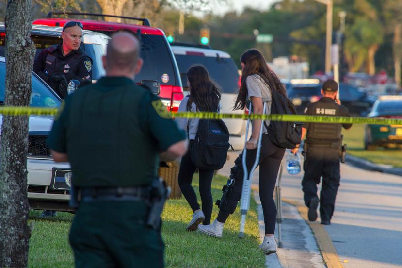 Estudiantes en Parkland, Florida, luego del fatal tiroteo. (Agencia EFE)