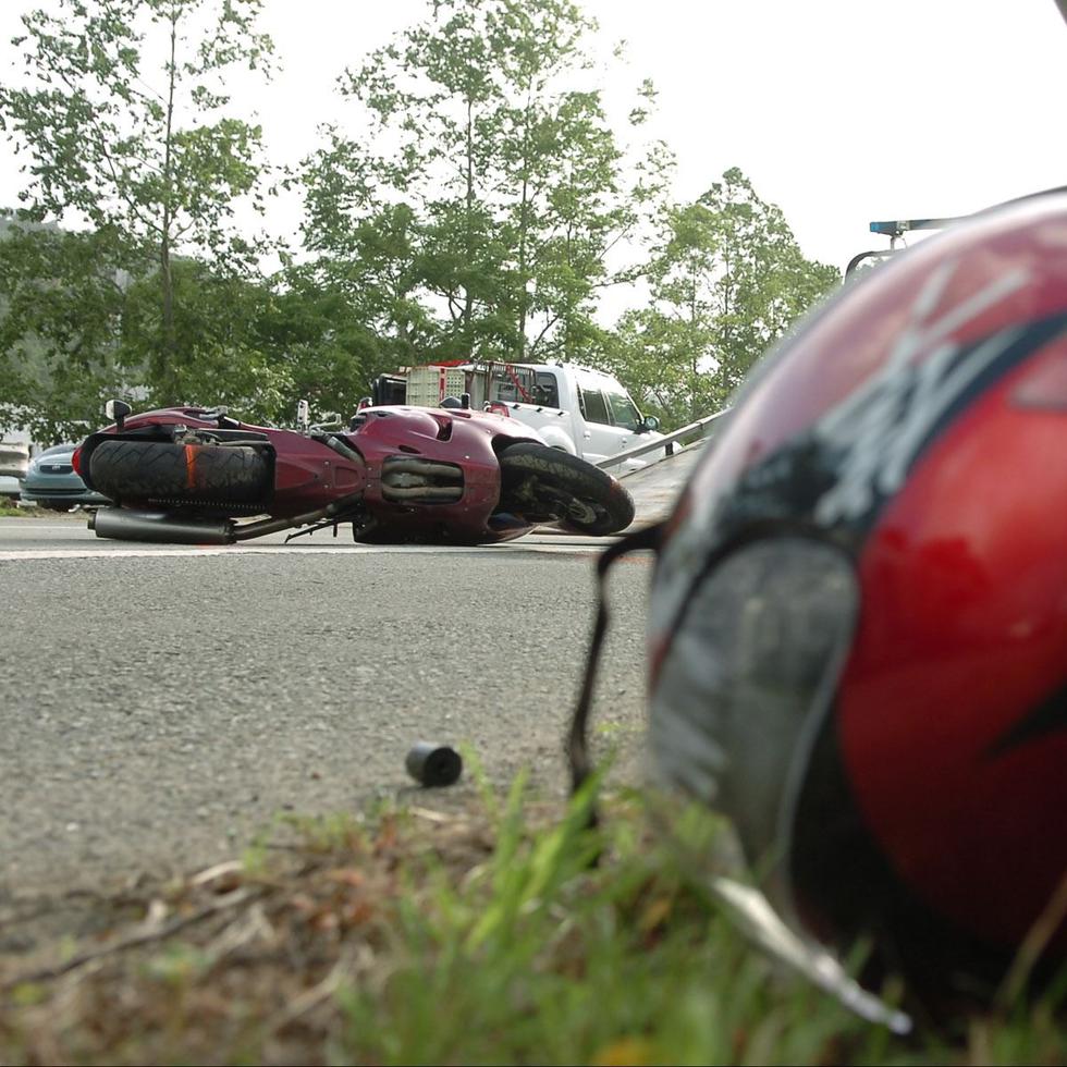 Un motorista perdió la vida el viernes por la noche en Bayamón luego de perder el control de su motora al caer en un hoyo en la vía de rodaje.