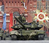 Imagen de archivo de los tanques de batalla principales rusos T-90 en la Plaza Roja de Moscú.
