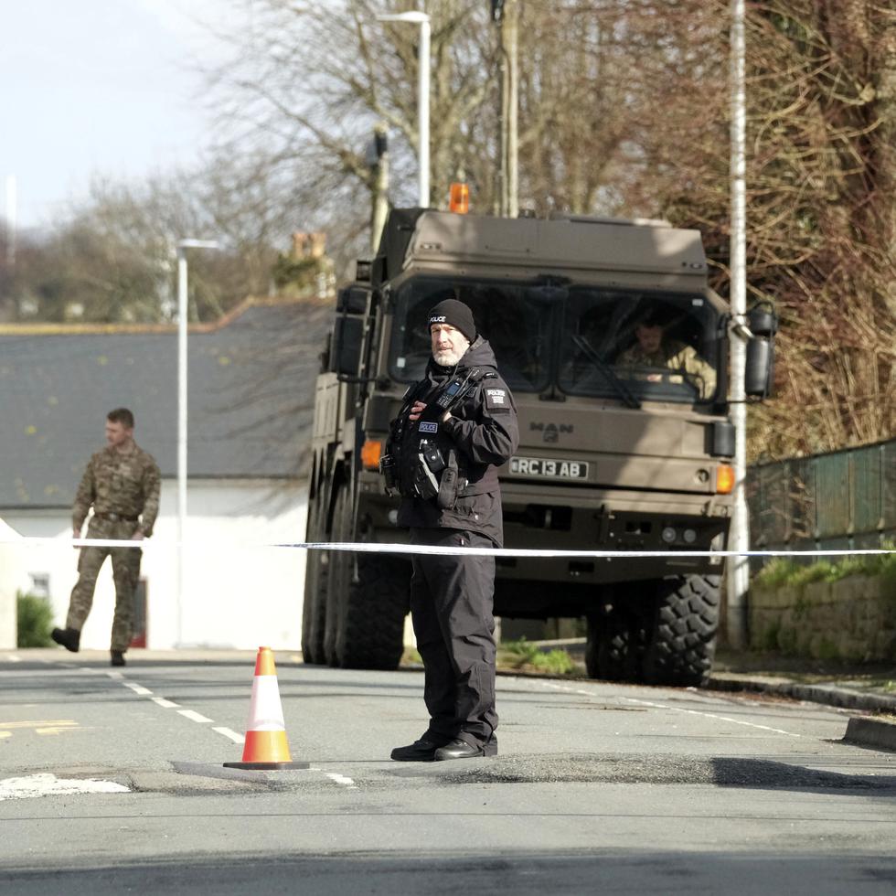 La policía y expertos en detonación de bombas vigilan el sitio cerca de St Michael Avenue, donde se evacuó a los residentes y se estableció un cordón policial tras el hallazgo de una presunta bomba de la Segunda Guerra Mundial en Plymouth, Reino Unido.