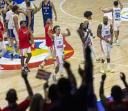 Los jugadores de Puerto Rico saludan al público tras el partido ante Serbia.