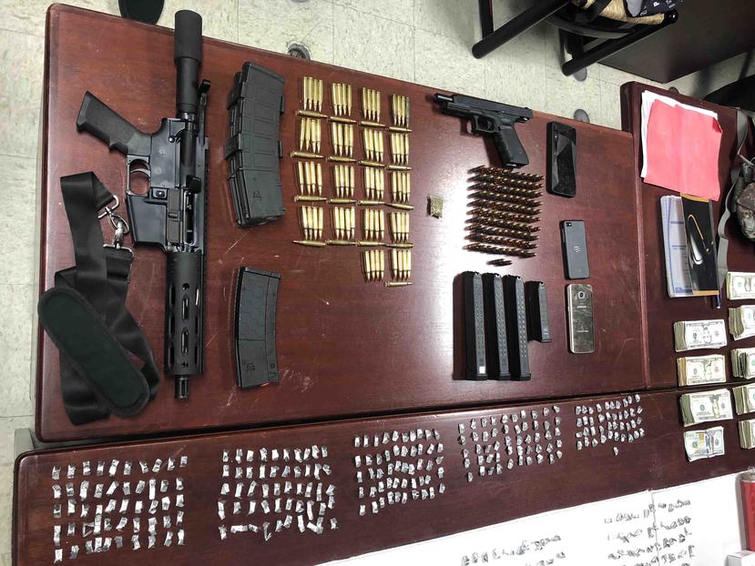 La foto muestra las armas de fuego, municiones y drogas que cargaba el individuo al momento de ser arrestado. (Suministrada)