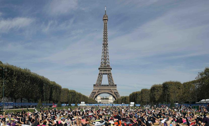 La torre Eiffel, junto con más de una decena de museos, dos teatros y otros sitios culturales en París, estarán cerrados el sábado por motivos de seguridad. (AP / Christophe Ena)