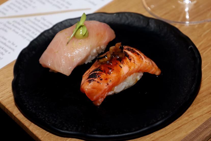 Hamachi y salsa verde nigiri acompañado con un Ora king salmon foie gras nigiri.