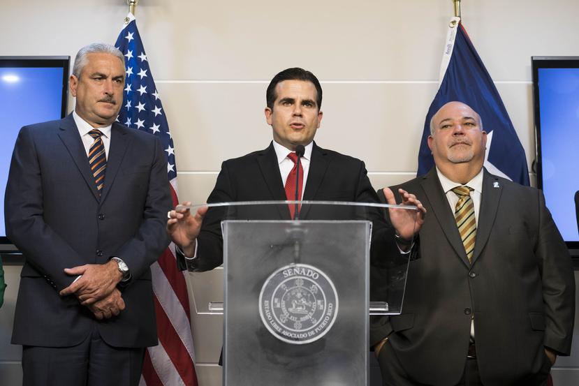 El gobernador Ricardo Rosselló junto al presidente del Senado, Thomas Rivera Schatz, y el presidente de la Cámara, Carlos "Johnny" Méndez.