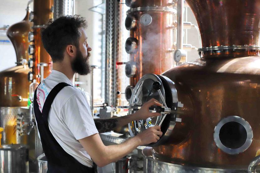 El destilador Sam Garbutt verifica los controles de la destilería en East London Liquor Company en Londres. (AP Photo)