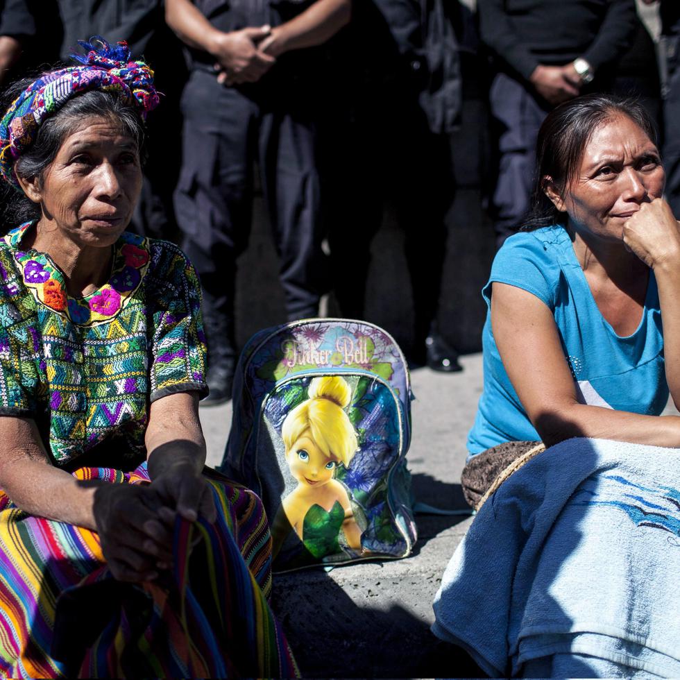 Fotografía de archivo en la que se registró a un grupo de mujeres indígenas al protestar a las afueras del Congreso de Guatemala, en la capital guatemalteca. EFE/Saúl Martinez
