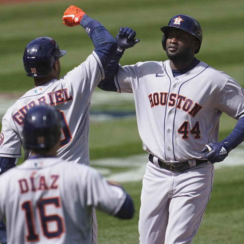 Los Astros de Houston dominan la mayoría de los encasillados ofensivos en las Grandes Ligas. En la foto, Yordan Álvarez.