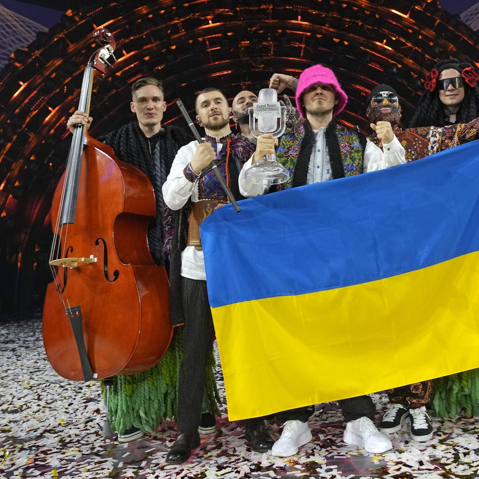 La banda Kalush Orchestra, de Ucrania, festeja su triunfo en la Gran Final del Concurso de Canto de Eurovision en la arena Palaolimpica en Turín, Italia, el sábado 14 de mayo de 2022.