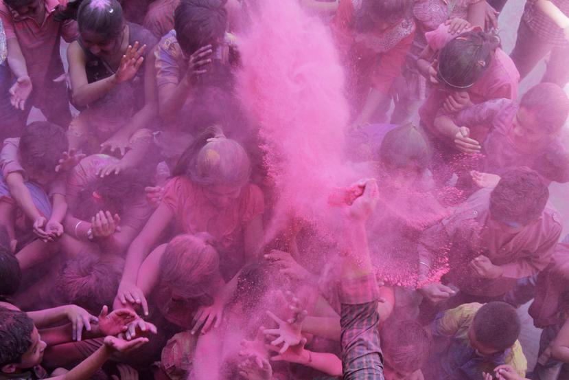 Miles de personas se embadurnan con agua y polvos de colores en las celebraciones de la tradicional festividad hindú Holi en la India. (AP / Ajit Solanki)