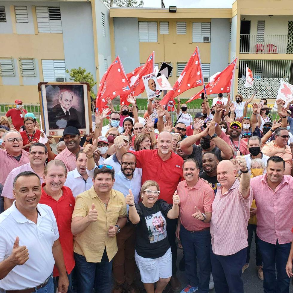 Pedro Rodríguez (centro-izquierda de rojo) celebra ser electo como el próximo alcalde de Trujillo Alto tras la elección especial del municipio.