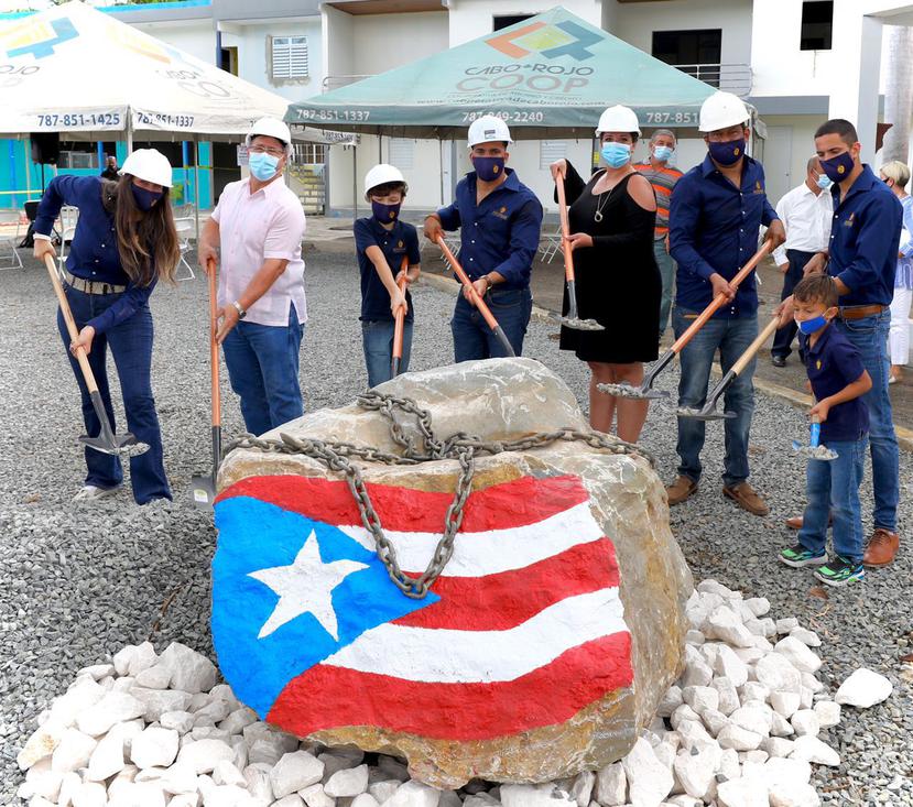 Los empresarios Douglas Ojeda y Glorymar Ortiz colocaron la primera piedra que marca el inicio de la reconstrucción del Douglas Highway Hotel, junto a funcionarios de la Compañía de Turismo de Puerto Rico (CTPR) y el municipio de Cabo Rojo.