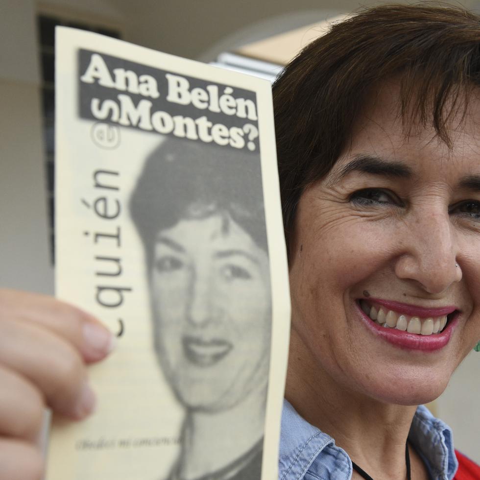 Miriam Montes Mock, prima de Ana Belén Montes, sostiene un folleto informativo con la imagen de su pariente encarcelada.