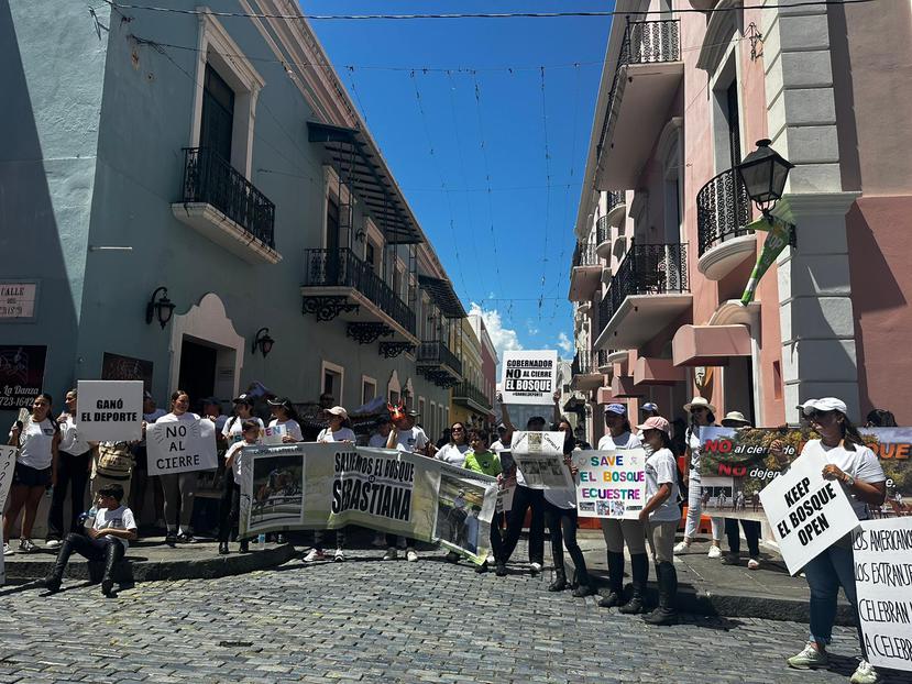 Defensores del deporte llegaron este viernes hasta las afueras de La Fortaleza para rechazar el cierre del Bosque Ecuestre.