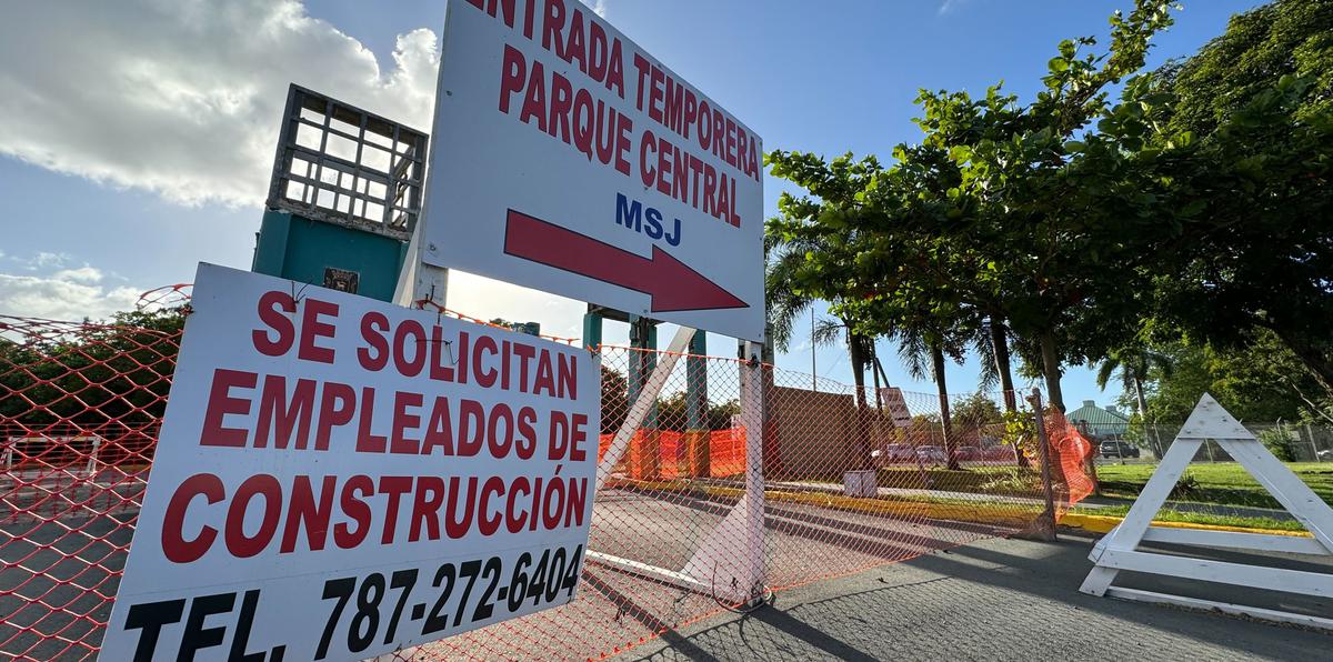 En el Parque Central en San Juan permanece un rótulo con letras rojas solicitando empleados de construcción. Fue en junio que el alcalde Miguel Romero anunció el proyecto de mejoras al Parque Central y el Natatorio a un costo de $9.4 millones otorgados en parte por la Agencia Federal de Manejo de Emergencias (FEMA), según se informó entonces.