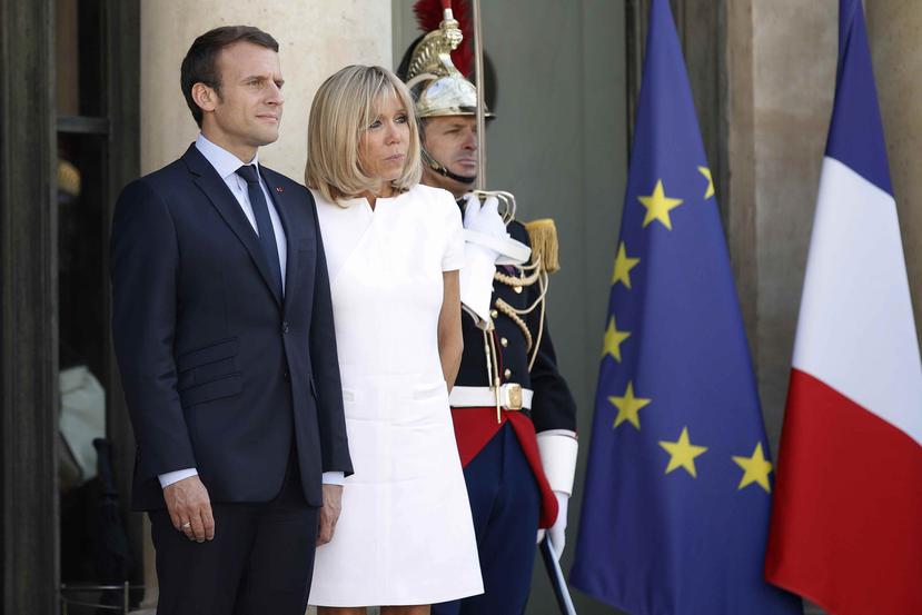 Imagen de archivo del presidente de Francia, Emmanuel Macron (izquierda), y su esposa Brigitte Macron (centro) frente al Palacio del Elíseo en París (Francia), el 8 de junio de 2017.