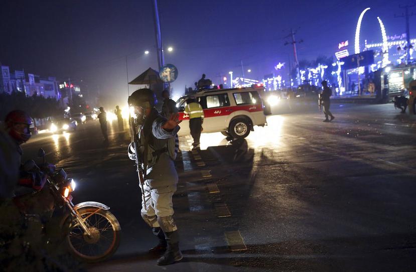 La Policía bloquea la calle en donde se encuentra el salón de bodas donde se registró un ataque suicida en Kabul, Afganistán. (AP)