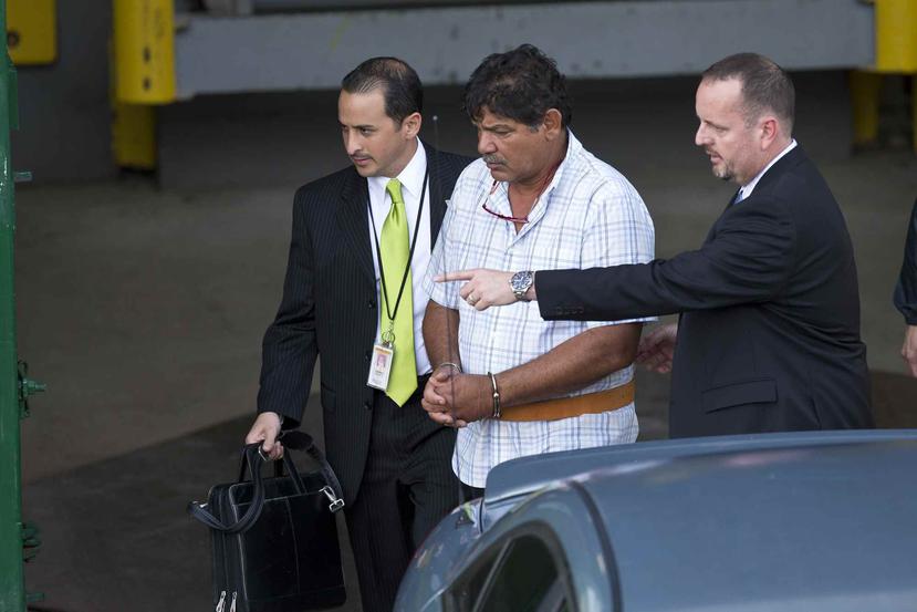 La foto muestra el momento en que Eduard Rivera Correa era trasladado al tribunal federal tras ser arrestado por corrupción. (GFR Media)
